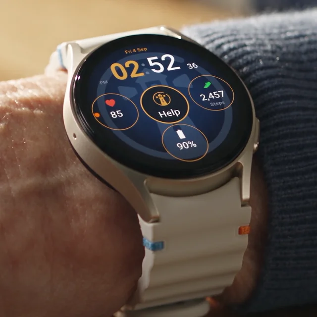 The Lanturne watch face on a Galaxy Watch, with the Help button in the middle